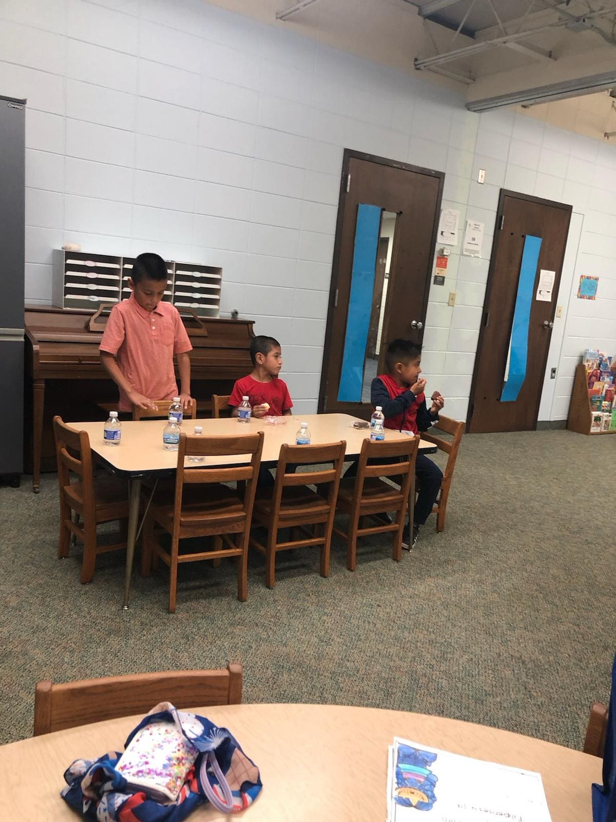 Niños sentados a la mesa.